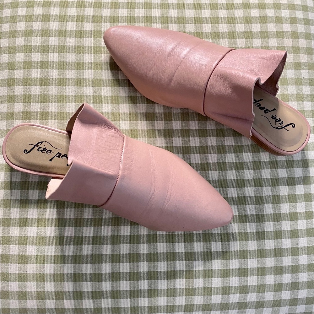 FREE PEOPLE 💕 Pink/Beige Mule